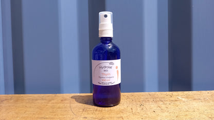 Hydrolat de thym linalol bio de la Ferme de Lacontal, bouteille claire avec étiquette, prêt à être utilisé en aromathérapie.