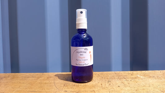 Hydrolat de thym linalol bio de la Ferme de Lacontal, bouteille claire avec étiquette, prêt à être utilisé en aromathérapie.